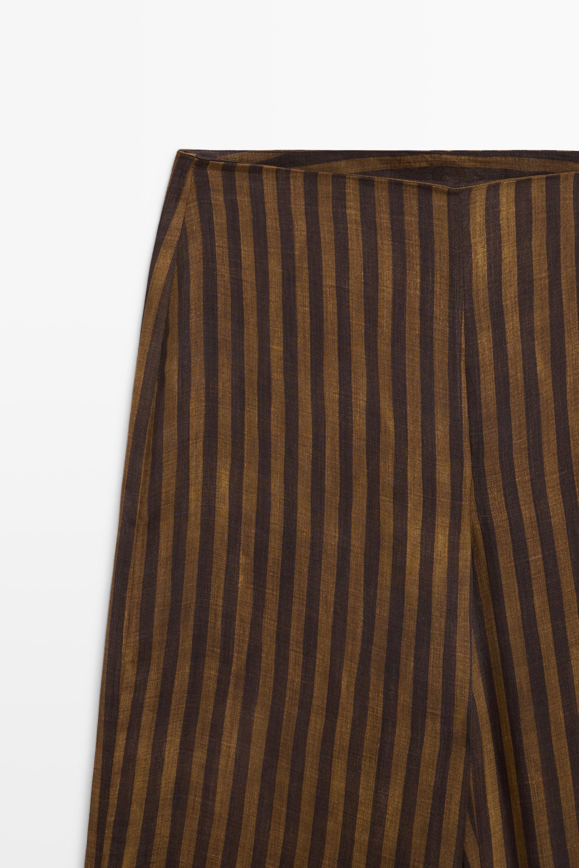 Flowing striped pants with button hem total look